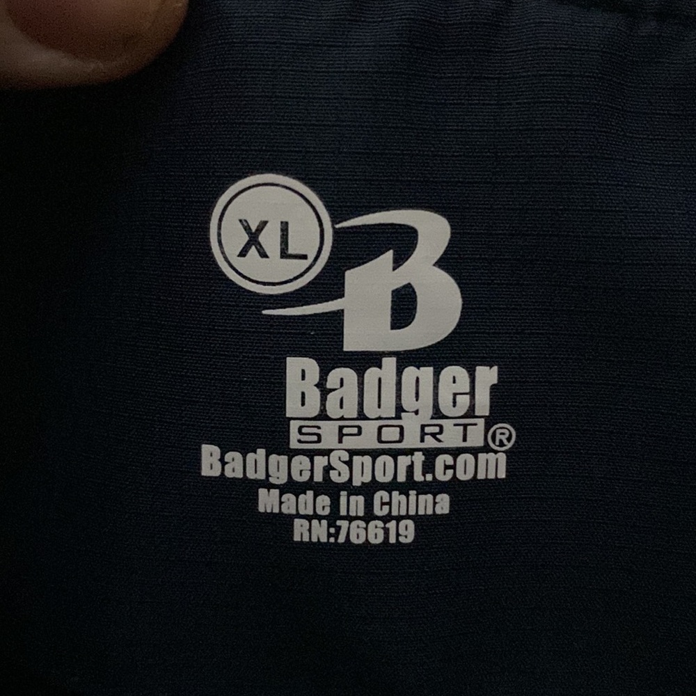 College of the Holy Cross Light Jacket/Raincoat. Excellent condition! - Picture 3 of 5